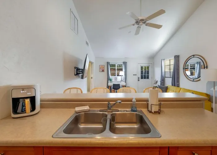 Central, 1 Bedroom 1 Ba, Fenced, Cozy, *